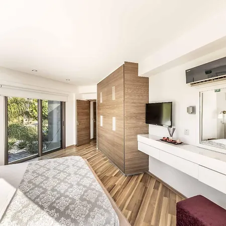 Jan Mari Elen Villa *