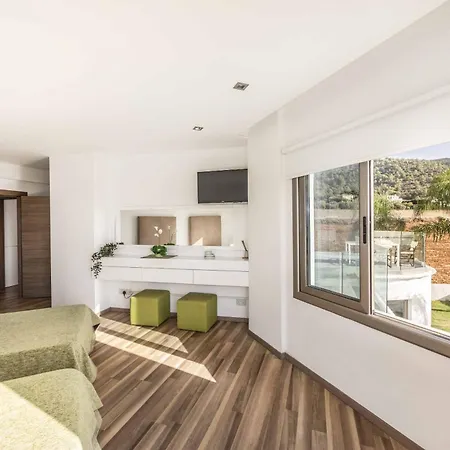 Jan Mari Elen Villa Argaka