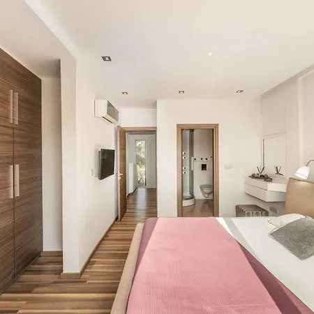 Jan Mari Elen Villa *