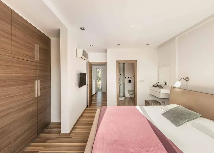 Jan Mari Elen Vila *